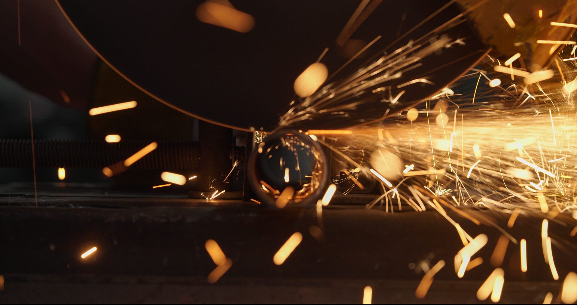 Saw cutting metal with sparks flying - Applied CAx Siemens software